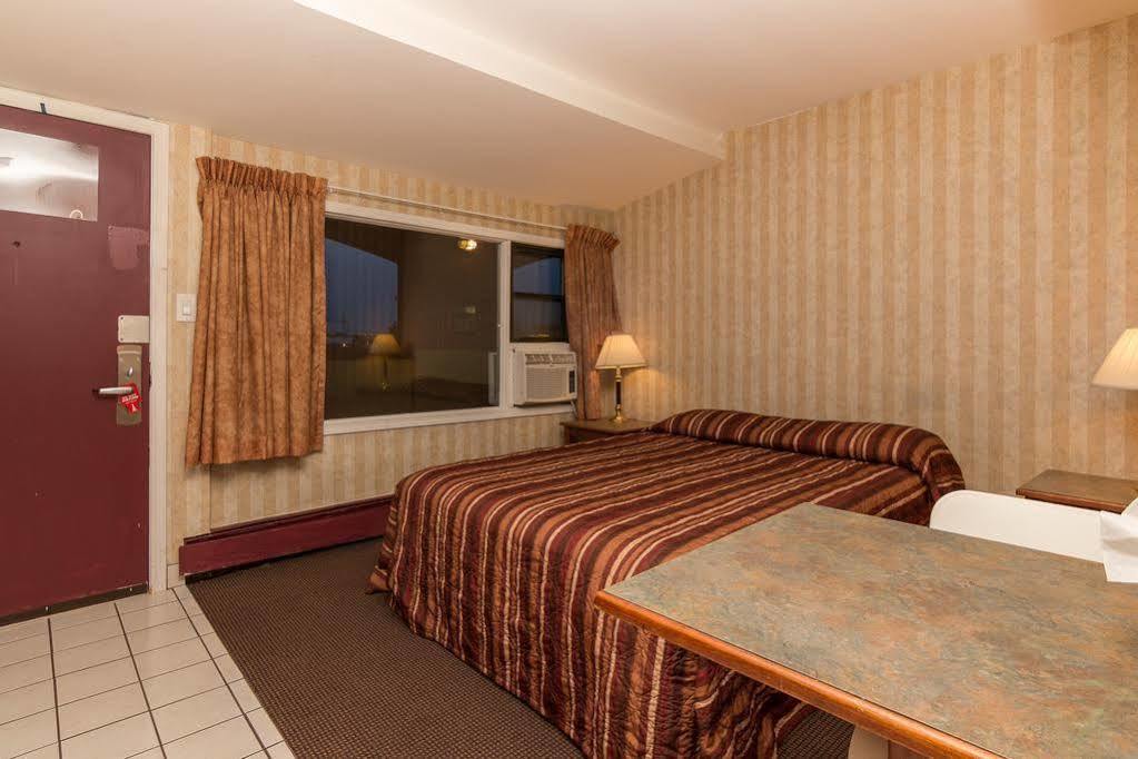 Canadas Best Value Inn Chinook Station Calgary Bagian luar foto