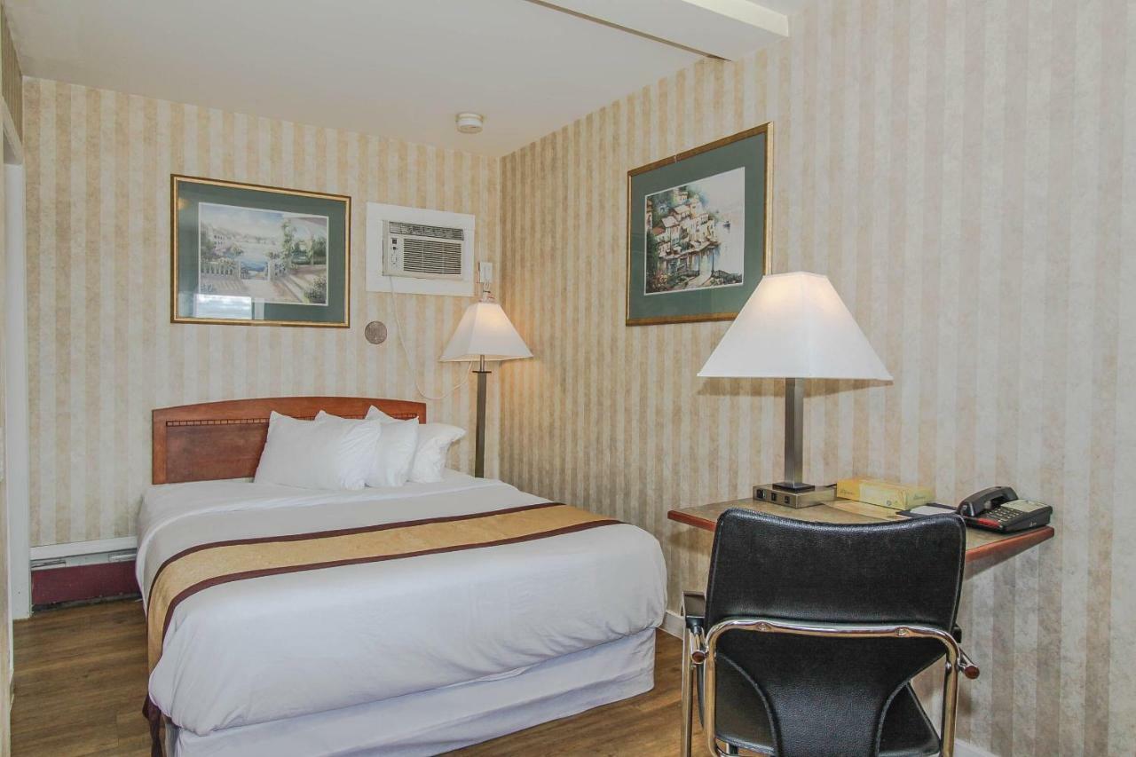 Canadas Best Value Inn Chinook Station Calgary Bagian luar foto