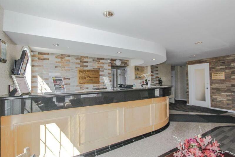 Canadas Best Value Inn Chinook Station Calgary Bagian luar foto